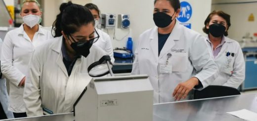 Estudiantes de Licenciatura en Biología realizando práctica en Analítica del Noroeste. Hermosillo, Sonora. Fotografía: Cortesía de M.C. Guilebaldo Lavandera. DCB - Unisierra