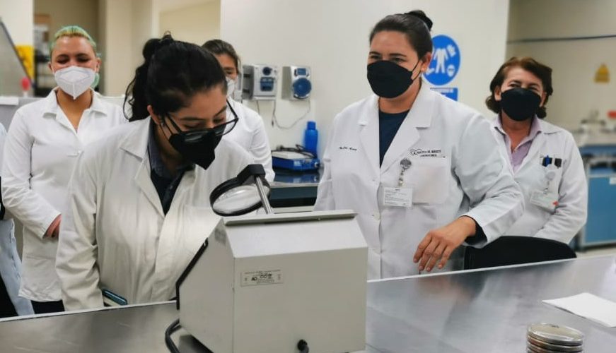 Estudiantes de Licenciatura en Biología realizando práctica en Analítica del Noroeste. Hermosillo, Sonora. Fotografía: Cortesía de M.C. Guilebaldo Lavandera. DCB - Unisierra